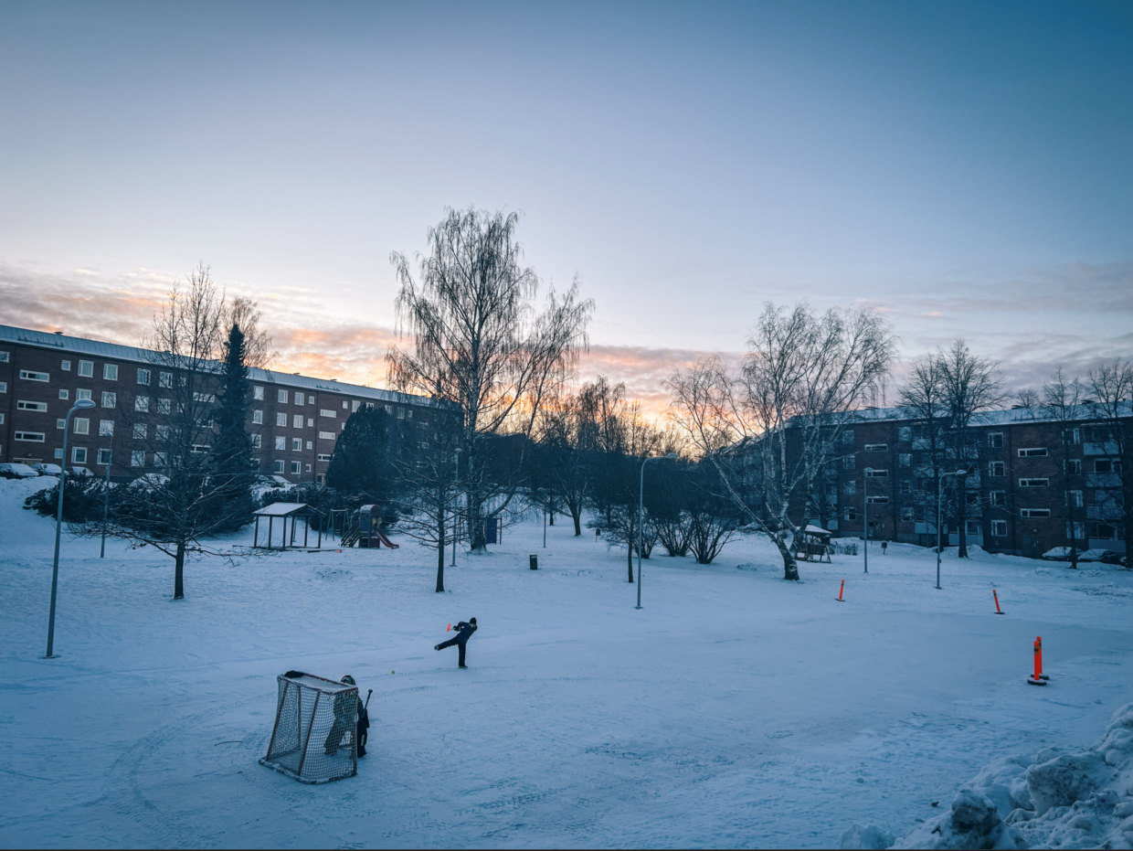 Kalevan Kiinanmuurien taloyhtiöiden yhteinen piha, jossa luistinkenttä.
